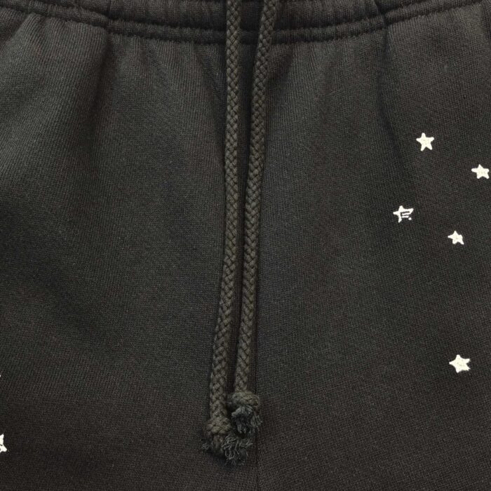 Pantaloni casual neri con stelle bianche, comodi e regolabili per il tempo libero — ideali relax.