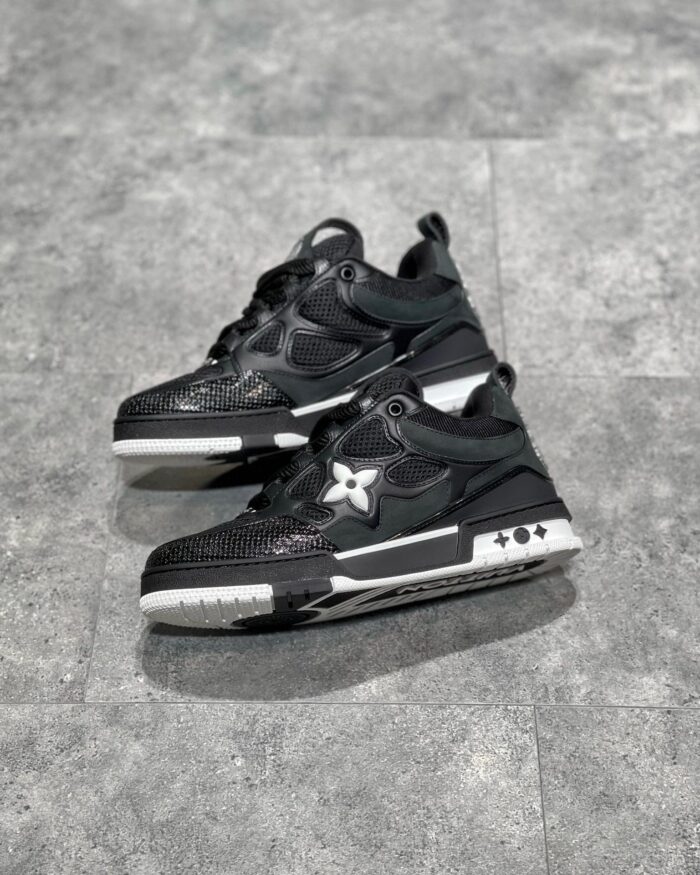 Sneakers nere alte con logo a stella e suola robusta, stile urbano e moderno.