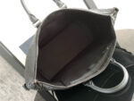 Borsa nera elegante con interno minimale e chiusura lampo, perfetta per occasioni moderne.