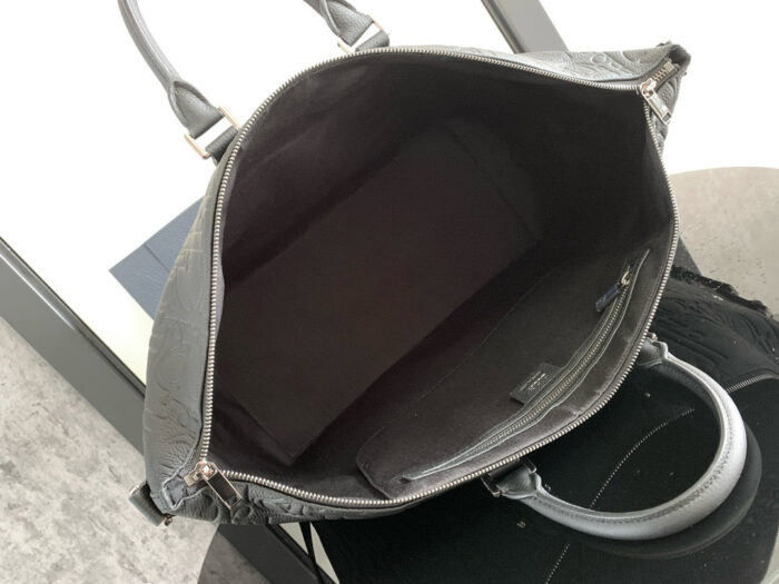 Borsa nera elegante con interno minimale e chiusura lampo, perfetta per occasioni moderne.