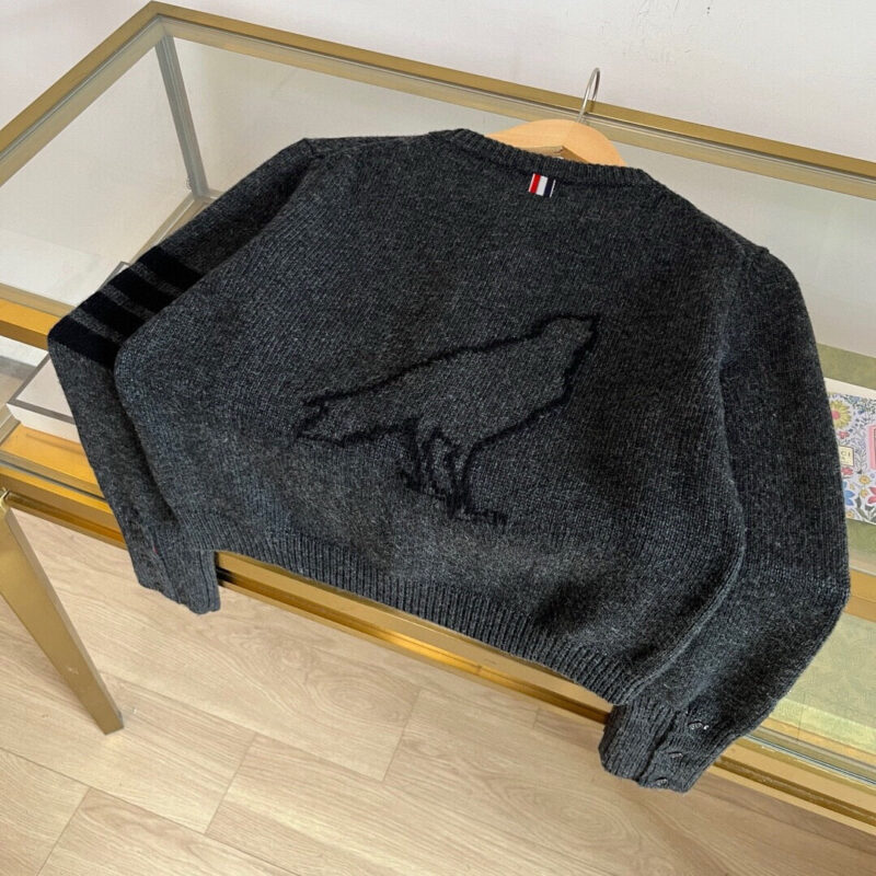 Maglione nero con ricamo di corvo, strisce sportive e dettaglio con bandiera, stile moderno e caldo.