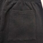 Pantaloni jogger neri con tasca posteriore, stile casual e comfort quotidiano.