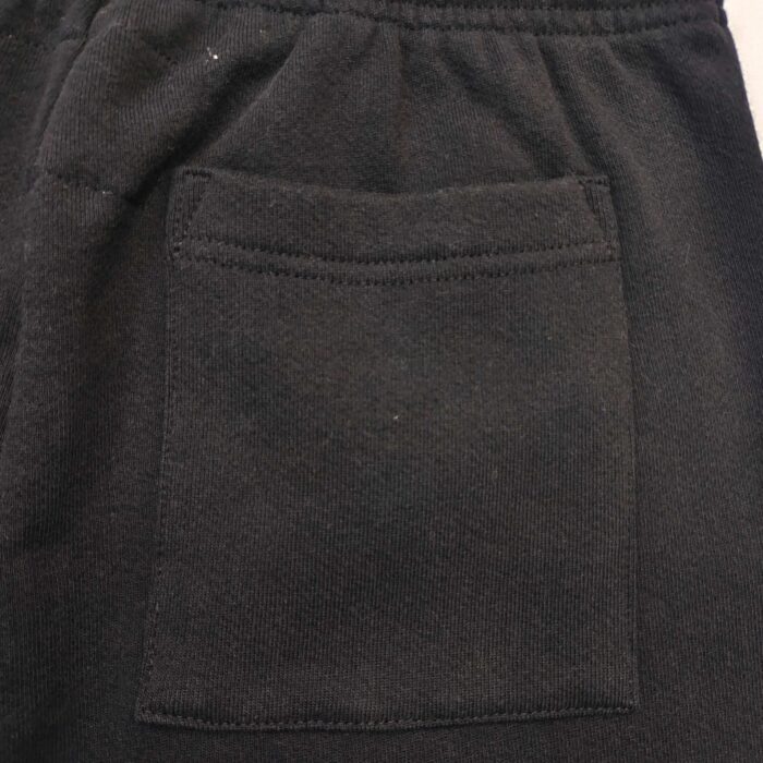 Pantaloni jogger neri con tasca posteriore, stile casual e comfort quotidiano.