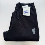 Pantaloni jogger neri Burberry, elasticizzati in cotone con logo vintage e logo sulla gamba.