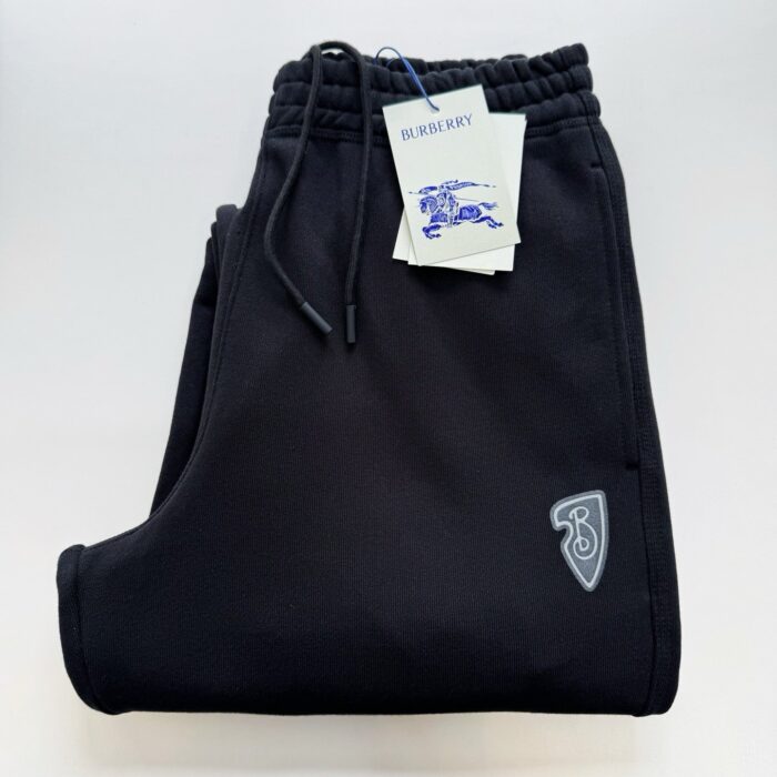 Pantaloni jogger neri Burberry, elasticizzati in cotone con logo vintage e logo sulla gamba.