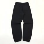 Pantaloni jogger neri semplici, comodi e versatili, perfetti per relax e stile casual quotidiano.
