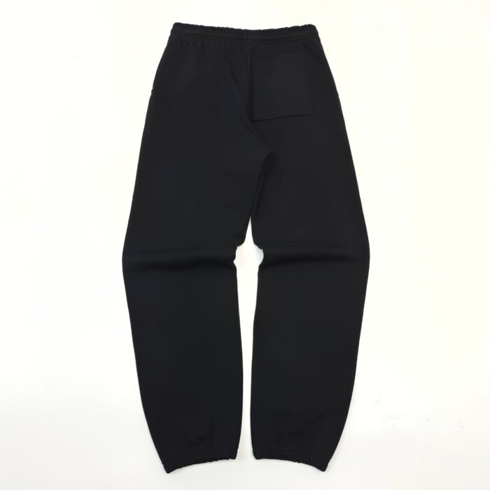 Pantaloni jogger neri semplici, comodi e versatili, perfetti per relax e stile casual quotidiano.