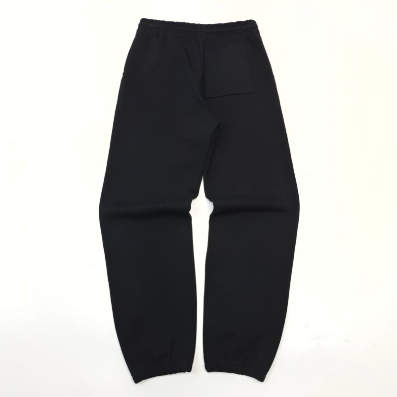 Pantaloni jogger neri semplici, comodi e versatili, perfetti per relax e stile casual quotidiano.