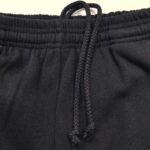 Pantaloni jogger neri con elastico e corda regolabile, comodi e versatili per ogni occasione.