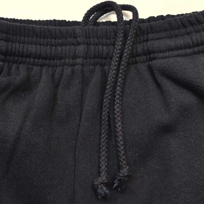 Pantaloni jogger neri con elastico e corda regolabile, comodi e versatili per ogni occasione.