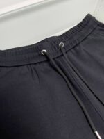 Pantaloni felpati neri con cintura elastica e corda regolabile per sport e comfort quotidiano.