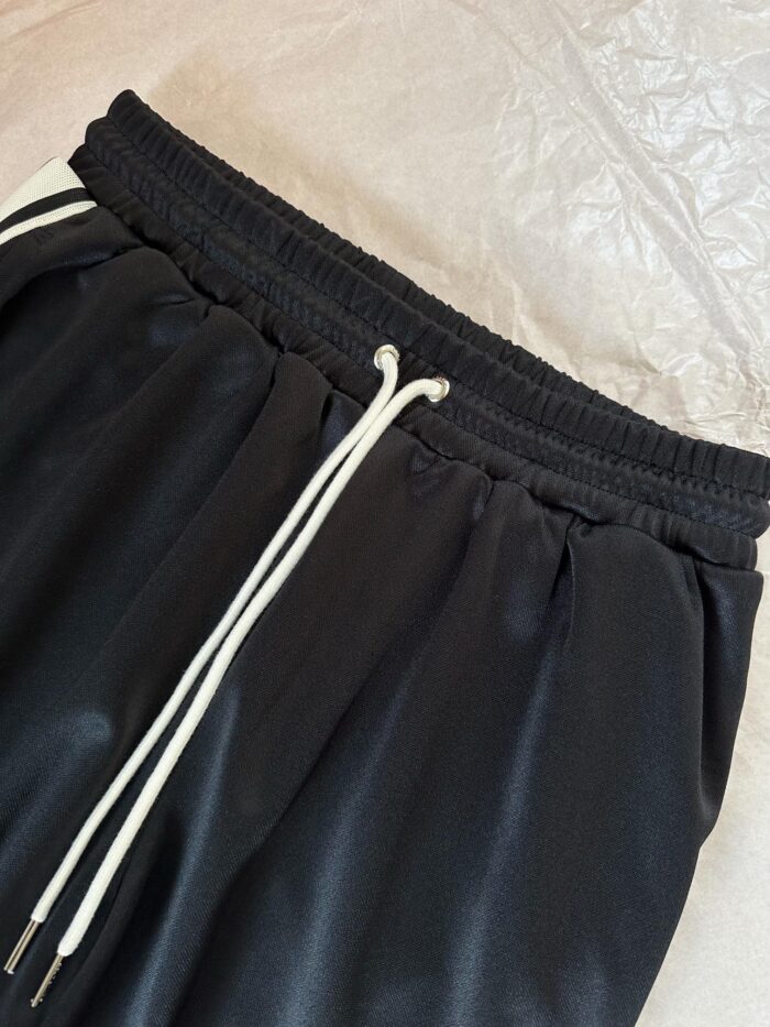 Pantaloni sportivi neri con corda bianca e fascia elastica, comodi e versatili per il fitness e il relax.