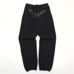 Pantaloni jogging neri con logo semicircolare sul retro e vita elasticata, stile casual e alla moda.