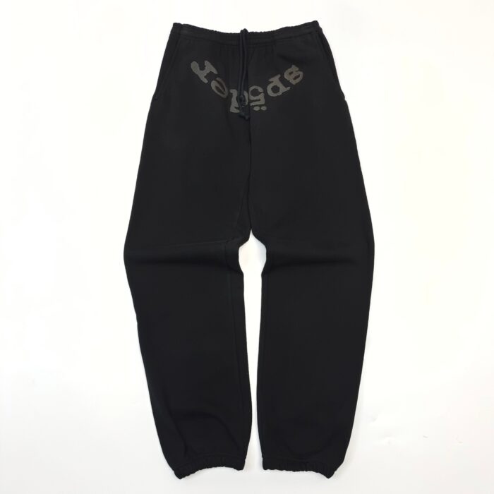 Pantaloni jogging neri con logo semicircolare sul retro e vita elasticata, stile casual e alla moda.