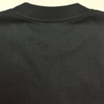 Maglione nero basic con colletto a coste, stile minimalista, ideale per look casual e versatile.