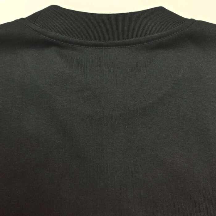Maglione nero basic con colletto a coste, stile minimalista, ideale per look casual e versatile.