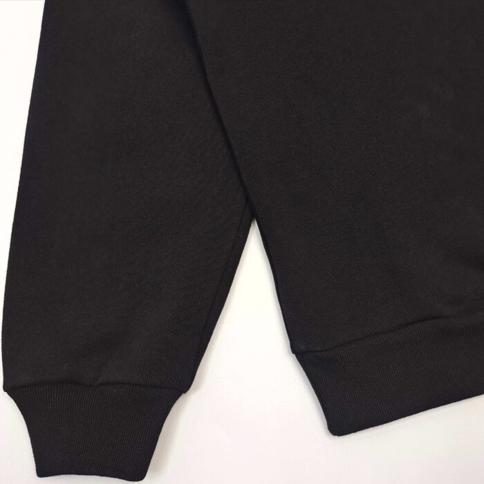 Polsini a costine in felpa nera, comfort e stile casual e versatile.