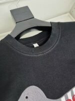 Felpa nera con grafica giocosa, collo rotondo e dettaglio di alta qualità.