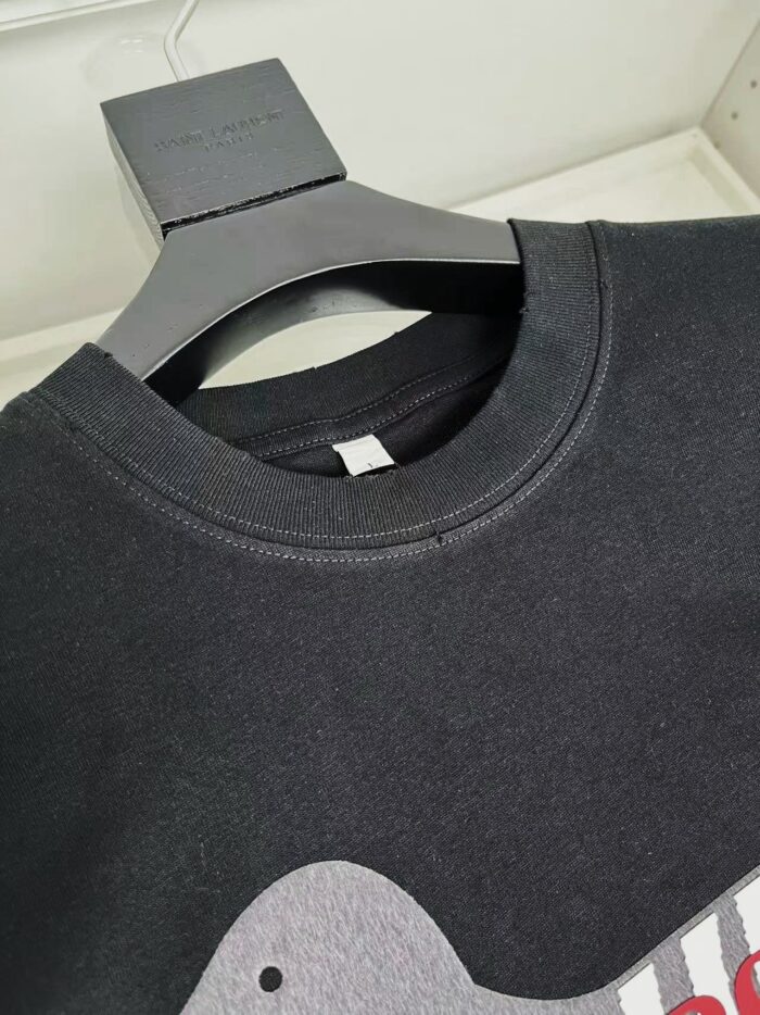 Felpa nera con grafica giocosa, collo rotondo e dettaglio di alta qualità.