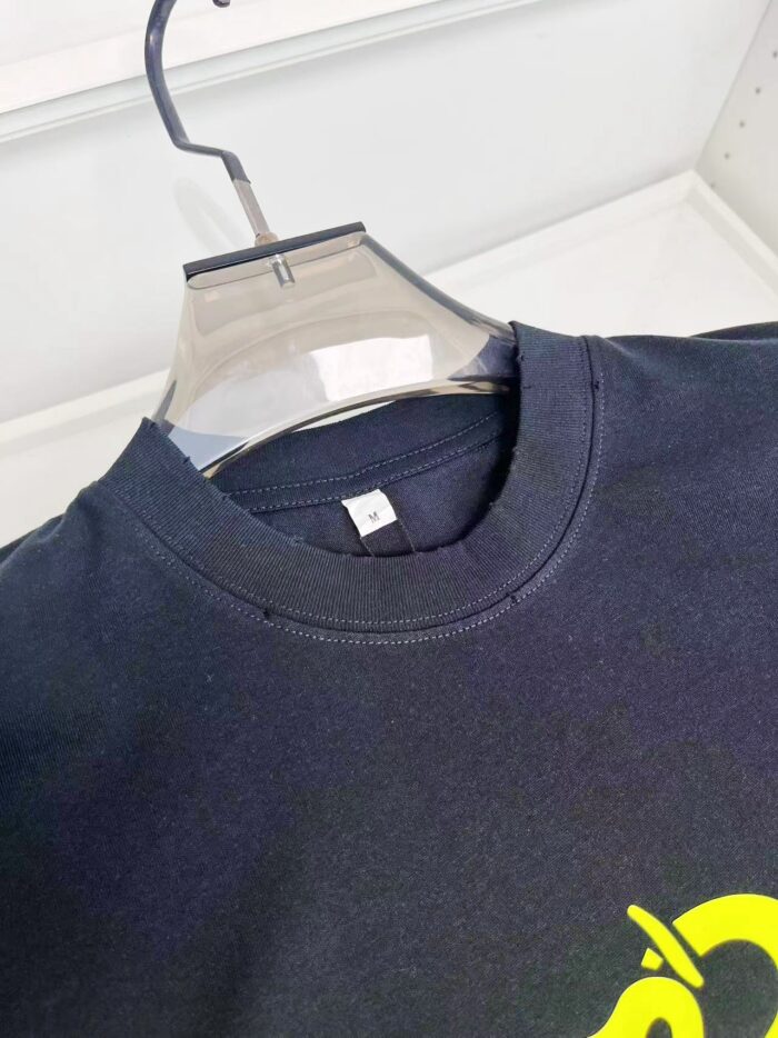 Felpa nera con grafica gialla, design casual e tessuto morbido, ideale per look giovanili.
