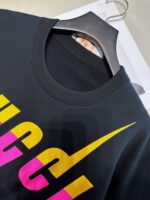 Felpa nera Gucci con logo colorato, design trendy e stile streetwear moderno.