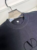 Maglioncino nero minimalista con logo lucido, stile casual e qualità superiore