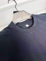 Felpa nera casual con girocollo, morbida, semplice e versatile per ogni occasione.