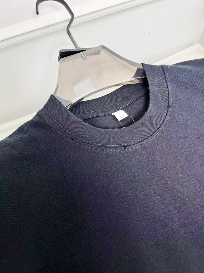 Felpa nera casual con girocollo, morbida, semplice e versatile per ogni occasione.