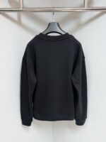 Felpa nera casual e minimalista con collo giro, ideale per uno stile versatile e comodo.