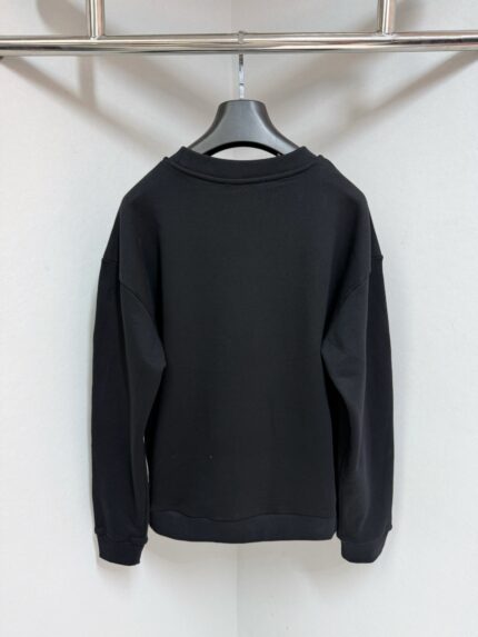 Felpa nera casual e minimalista con collo giro, ideale per uno stile versatile e comodo.