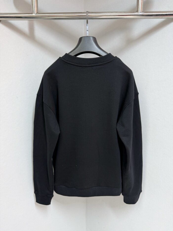 Felpa nera casual e minimalista con collo giro, ideale per uno stile versatile e comodo.