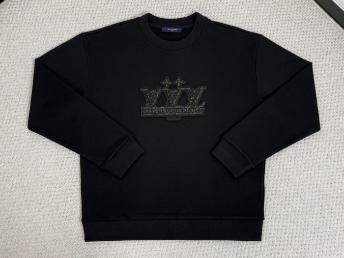 Felpa nera con logo elegante e dettagli di corona, look casual e trendy per ogni occasione.