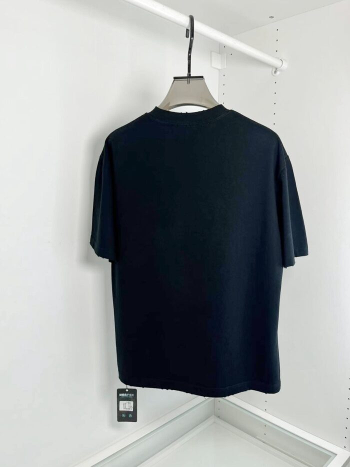 T-shirt nera casual, senza grafiche, vista posteriore, stile minimalista e comodo.