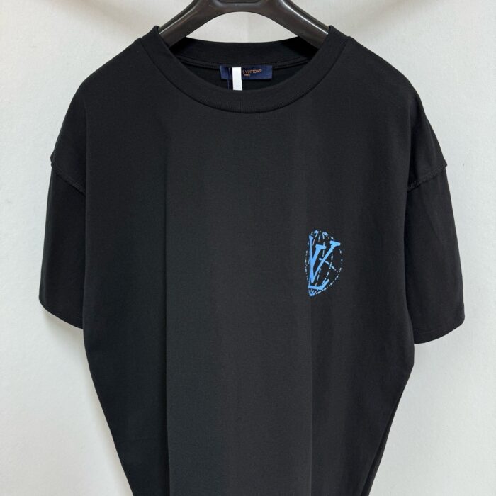 T-shirt nera casual con logo blu stylizzato, vestibilità oversize, ideale per look moderni e confortevoli.
