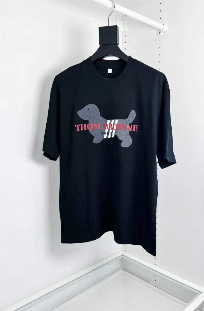 T-shirt nera con cane stilizzato e logo Thom Browne in rosso, minimalista e di tendenza.