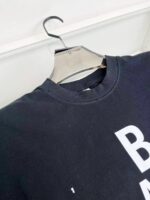 Maglietta nera con grafica bianca, stile casual e moda moderna.