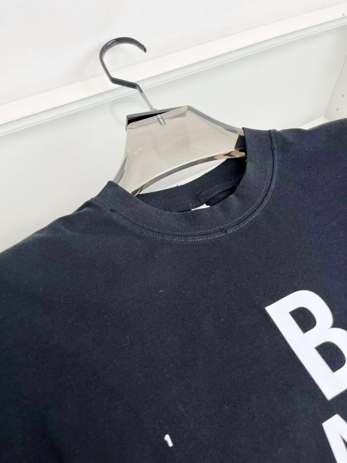 Maglietta nera con grafica bianca, stile casual e moda moderna.