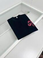 Maglietta nera con grafica rosa moderna, stile minimalista, perfetta per look casual e trendy.