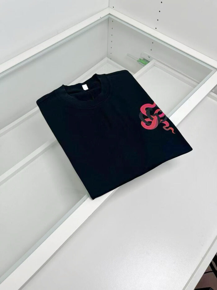 Maglietta nera con grafica rosa moderna, stile minimalista, perfetta per look casual e trendy.