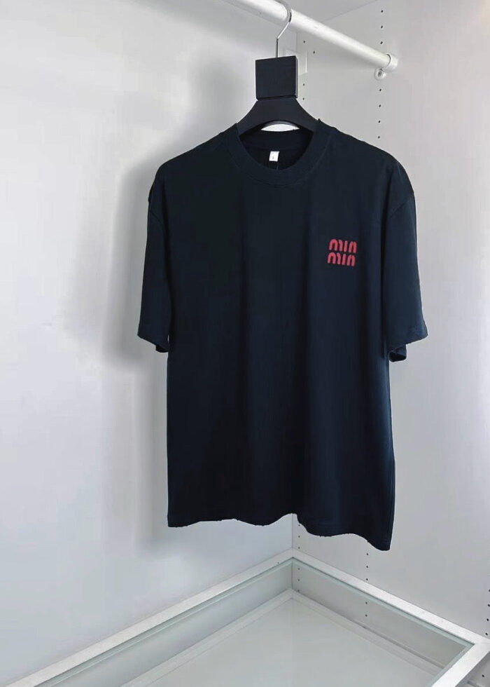 Maglietta nera con stampa rossa MAISON, stile casual e moderno.