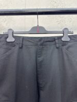 Pantaloni neri eleganti da uomo, tessuto resistente, da ufficio o casual, senza altri dettagli.