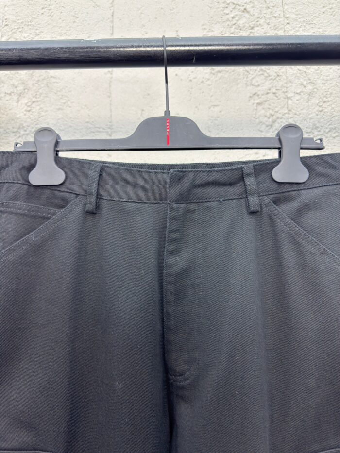 Pantaloni neri eleganti da uomo, tessuto resistente, da ufficio o casual, senza altri dettagli.