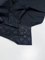 Camicia nera di lusso Louis Vuitton con monogramma, dettagli eleganti e qualità superiore.