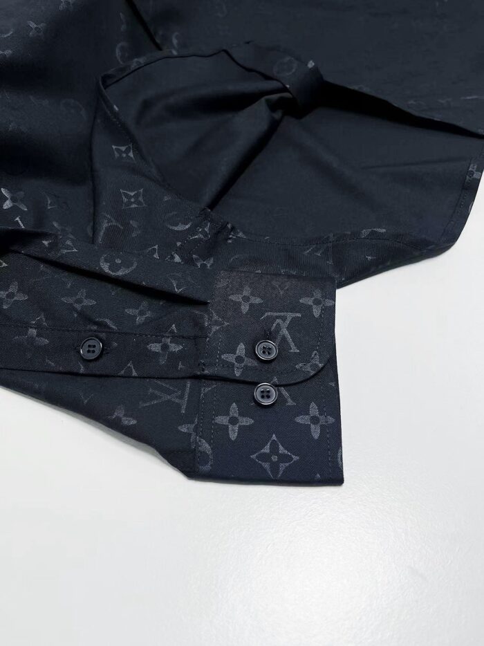 Camicia nera di lusso Louis Vuitton con monogramma, dettagli eleganti e qualità superiore.