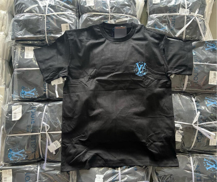 Maglietta nera con logo blu, confezionata in pacchi ordinati, perfetta per moda casual e retail.