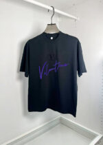 T-shirt nera con logo Valentina in viola, estilo moderno e accattivante.