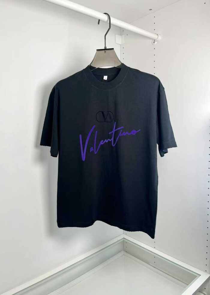 T-shirt nera con logo Valentina in viola, estilo moderno e accattivante.
