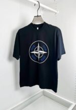 T-Shirt nero con grafica rosa dei venti blu e bianco, stile casual moderno.