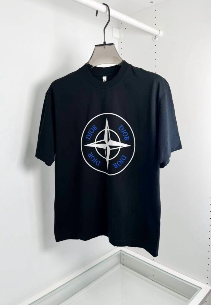 T-Shirt nero con grafica rosa dei venti blu e bianco, stile casual moderno.