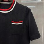 Maglietta nera sportiva con colletto a strisce e tasca elegante, perfetta per casual e sporty style.